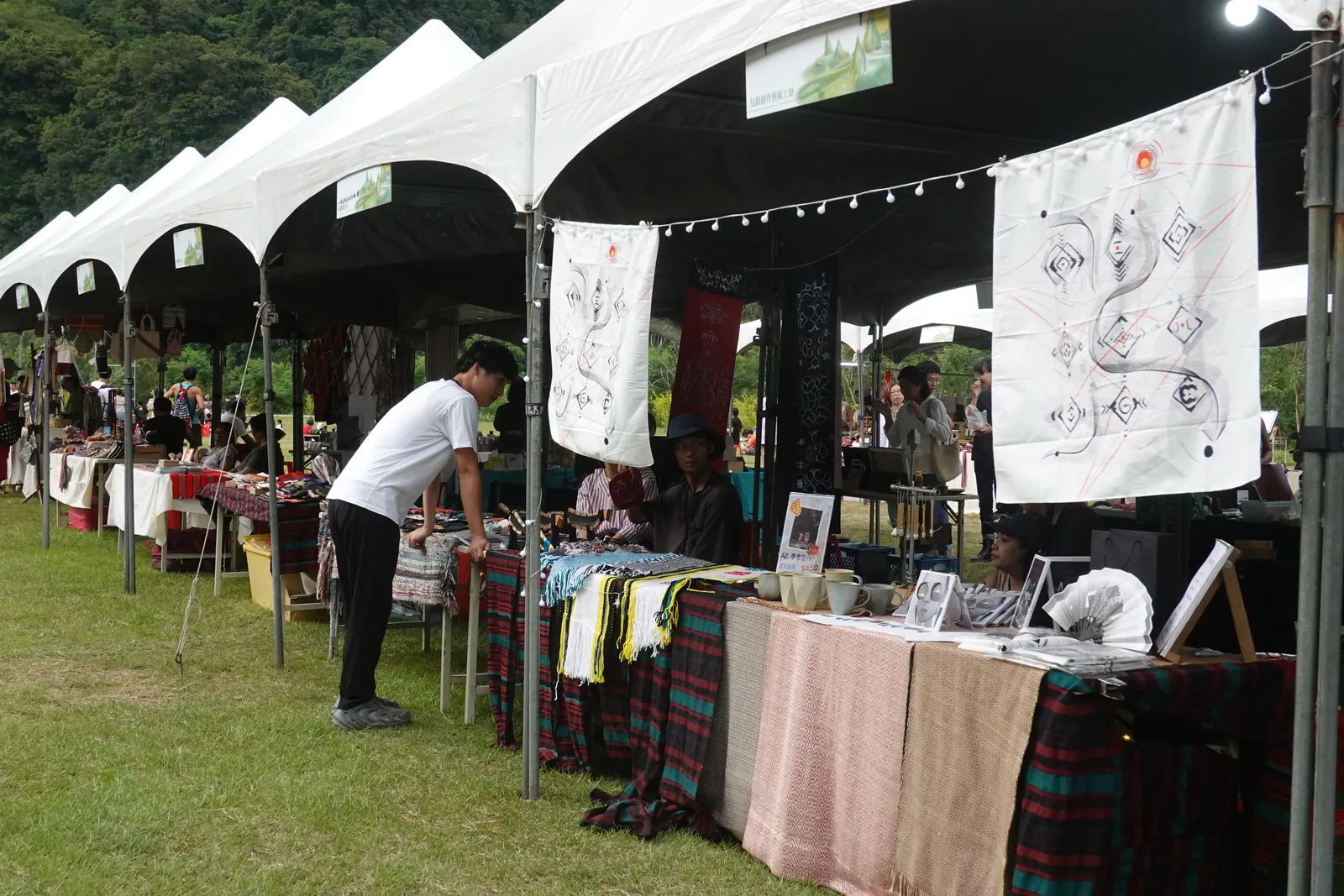 山谷藝術市集現場，白色帳篷下的手作與織品攤位